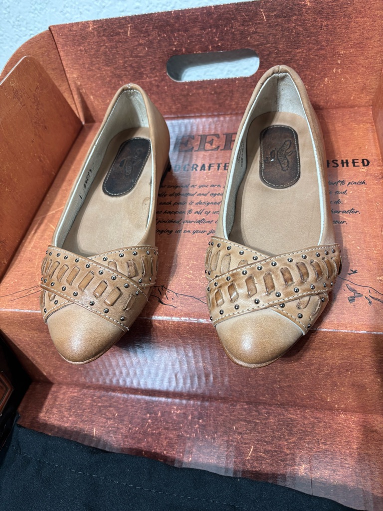 Freebird By Steven Womenâs 6 Brynn Leather Studded Woven Flats Gently Used